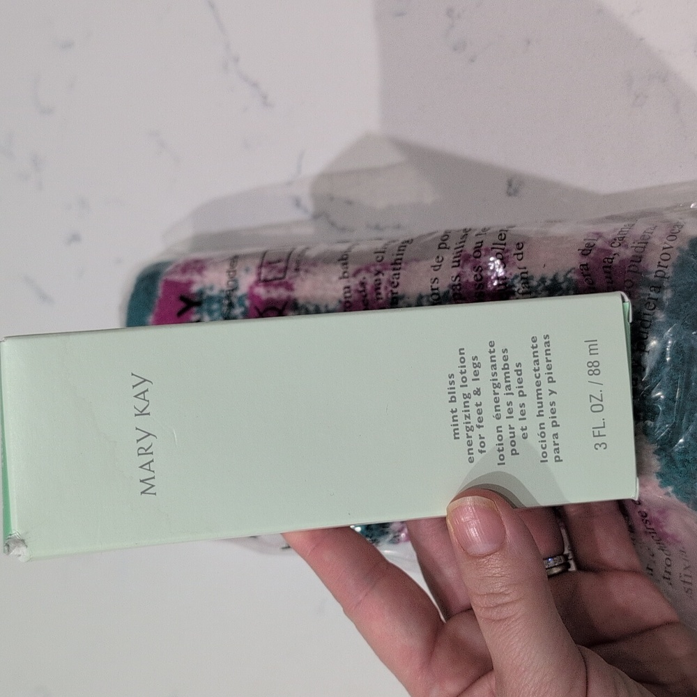 Mary Kay mint bliss energizing lotion for feet & legs w/free socks